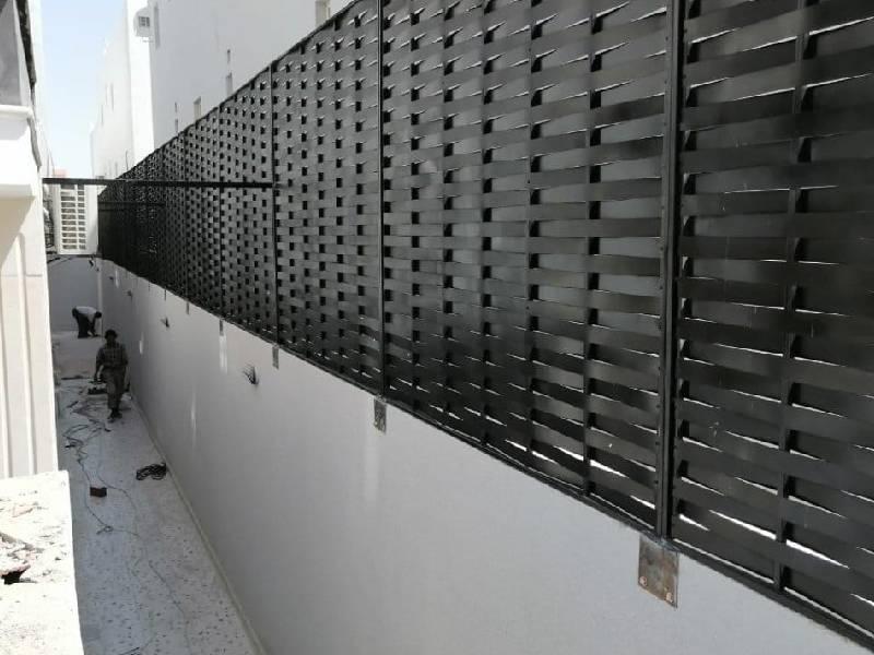 تركيب سواتر لأحواش الفلل والمنازل والاستراحات في حي لبن والخزامي بالرياض