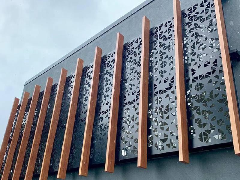 تركيب سواتر لأحواش الفلل والمنازل والاستراحات في حي لبن والخزامي بالرياض