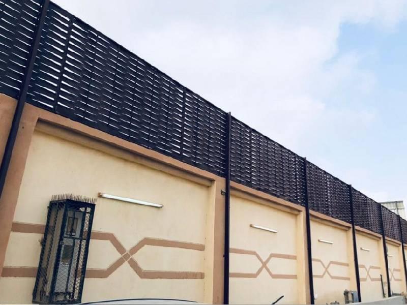 تركيب سواتر لأحواش الفلل والمنازل والاستراحات في حي لبن والخزامي بالرياض