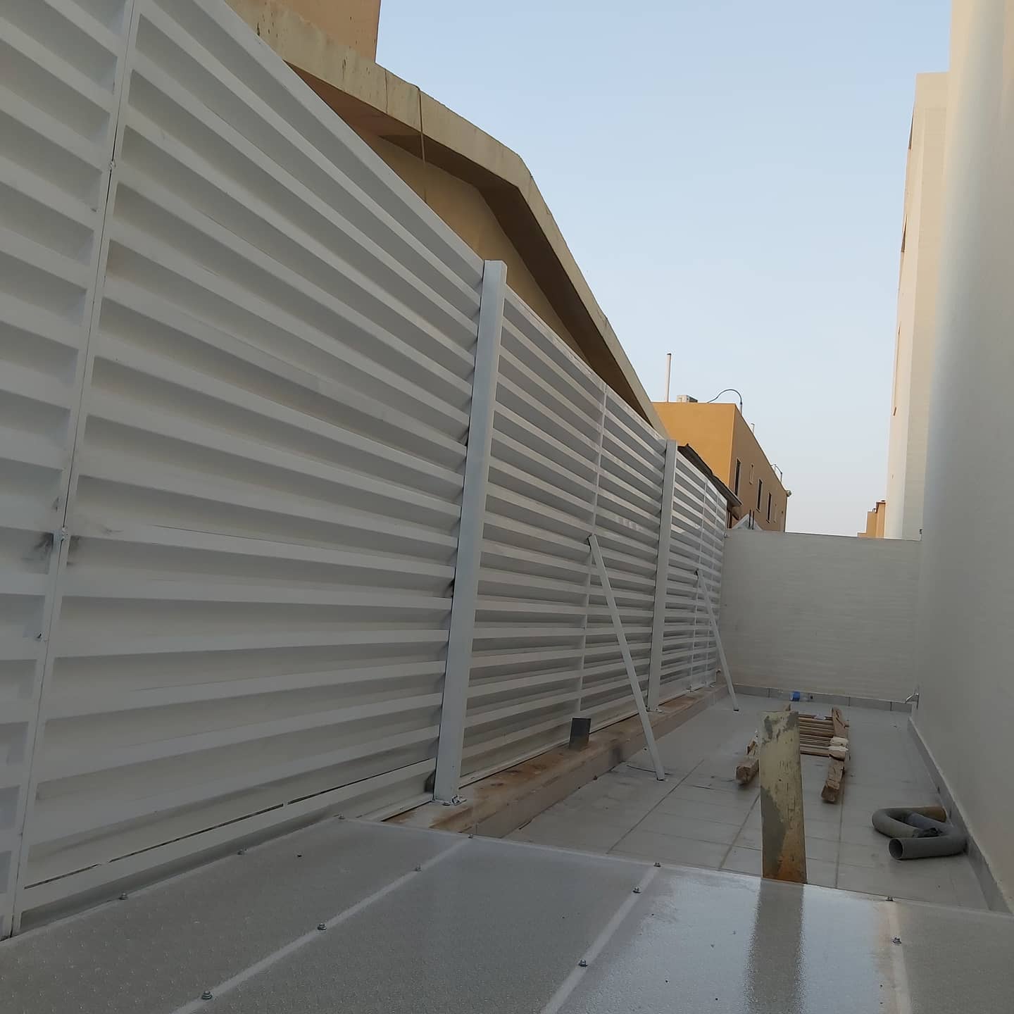 تركيب سواتر لأحواش الفلل والمنازل والاستراحات في حي لبن والخزامي بالرياض