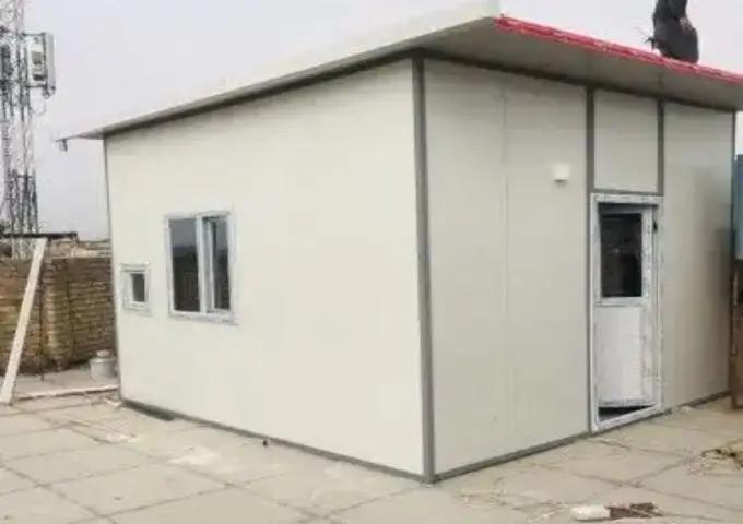 حداد متنقل لتركيب ساندوتش بنل معزول للارتدادات والملاحق في حي المروج والمعذر