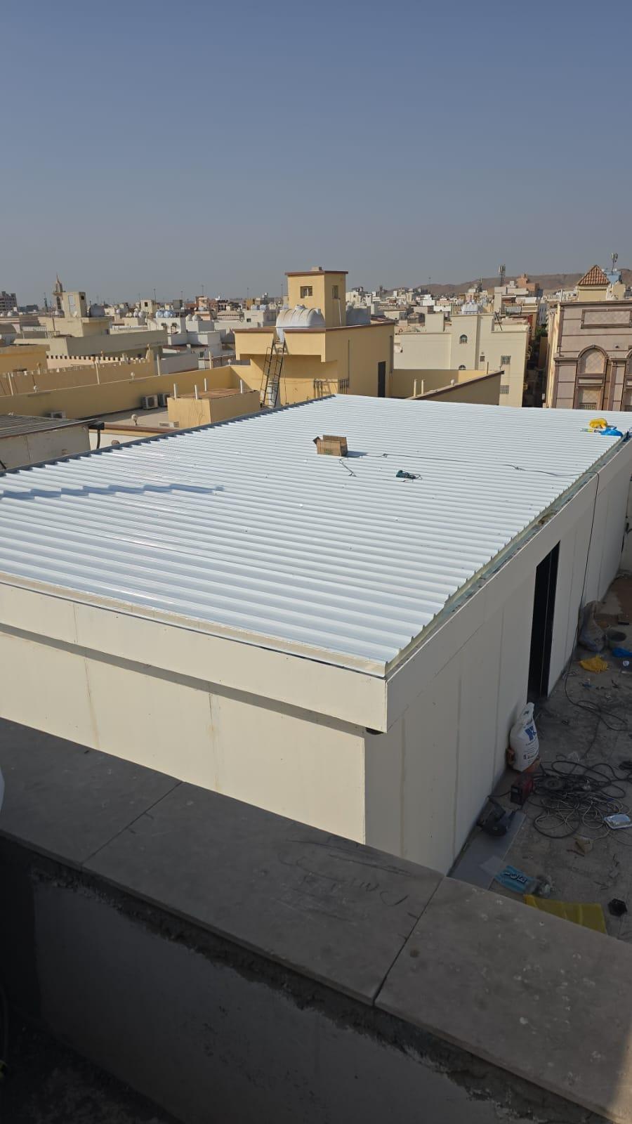 حداد متنقل لتركيب ساندوتش بنل معزول للارتدادات والملاحق في حي المروج والمعذر