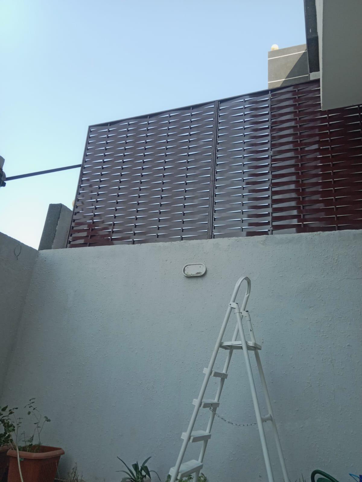 أفضل أنواع سواتر أحواش المنازل 2026حي حطين ومخرج 10،ومخرج 4| دليل الأسعار والتركيب والمميزات