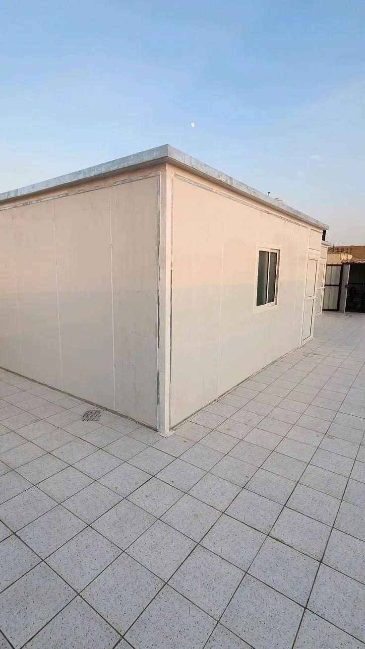 حداد متنقل لتركيب ساندوتش بنل معزول للارتدادات والملاحق في حي المروج والمعذر