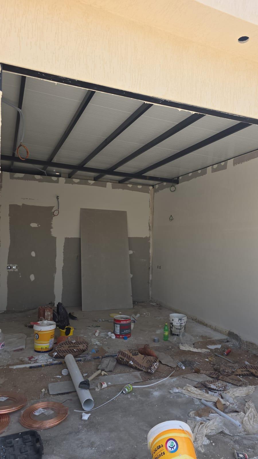 حداد متنقل لتركيب ساندوتش بنل معزول للارتدادات والملاحق في حي المروج والمعذر