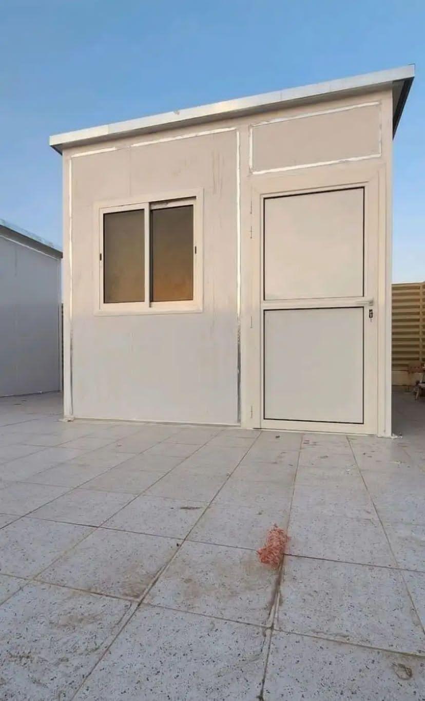 ملاحق ساندوتش بانل في مطار الملك خالد بالرياض:الدليل الشامل للتكلفة، المميزات، وطريقة التركيب 2026