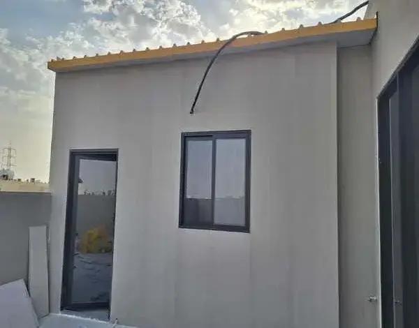 حداد متنقل لتركيب ساندوتش بنل معزول للارتدادات والملاحق في حي المروج والمعذر