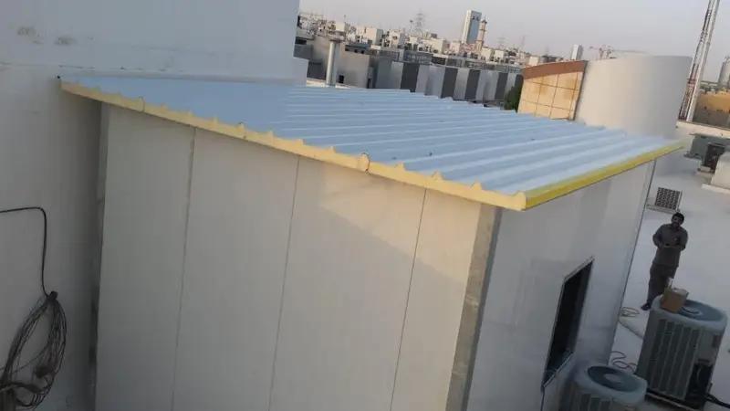 حداد متنقل لتركيب ساندوتش بنل معزول للارتدادات والملاحق في حي المروج والمعذر