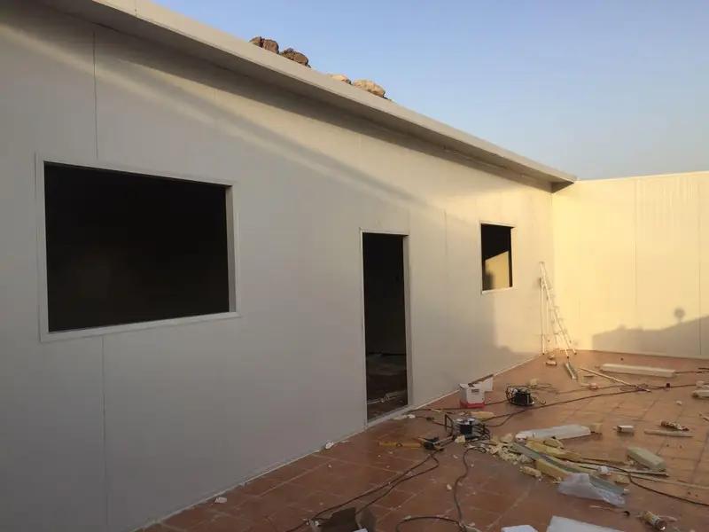 حداد متنقل لتركيب ساندوتش بنل معزول للارتدادات والملاحق في حي المروج والمعذر