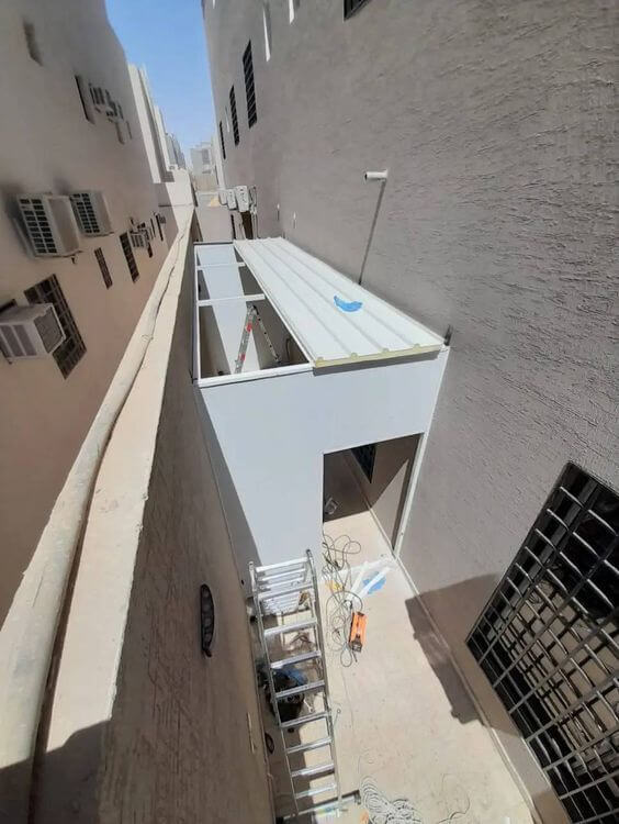 ملاحق ساندوتش بانل في مطار الملك خالد بالرياض:الدليل الشامل للتكلفة، المميزات، وطريقة التركيب 2026