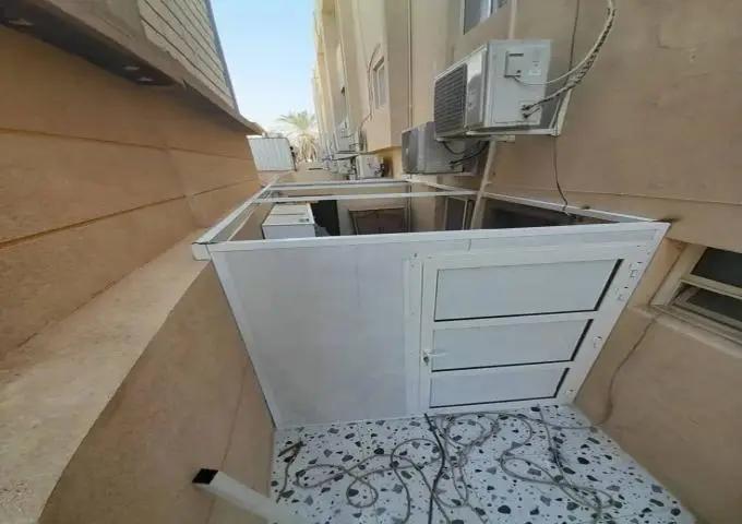 حداد متنقل لتركيب ساندوتش بنل معزول للارتدادات والملاحق في حي المروج والمعذر