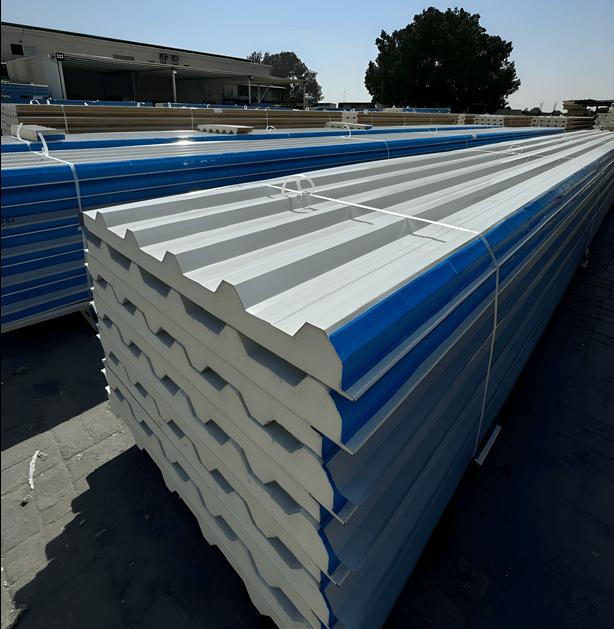 ملاحق ساندوتش بانل في مطار الملك خالد بالرياض:الدليل الشامل للتكلفة، المميزات، وطريقة التركيب 2026