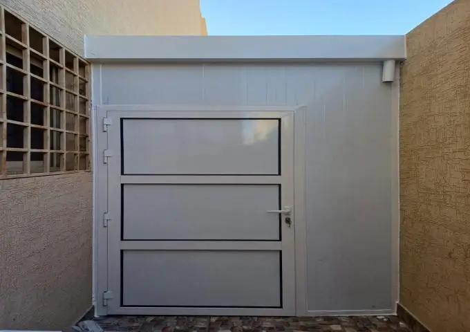 ملاحق ساندوتش بانل في مطار الملك خالد بالرياض:الدليل الشامل للتكلفة، المميزات، وطريقة التركيب 2026