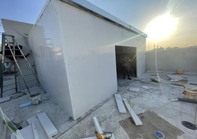 ملاحق ساندوتش بانل في مطار الملك خالد بالرياض:الدليل الشامل للتكلفة، المميزات، وطريقة التركيب 2026