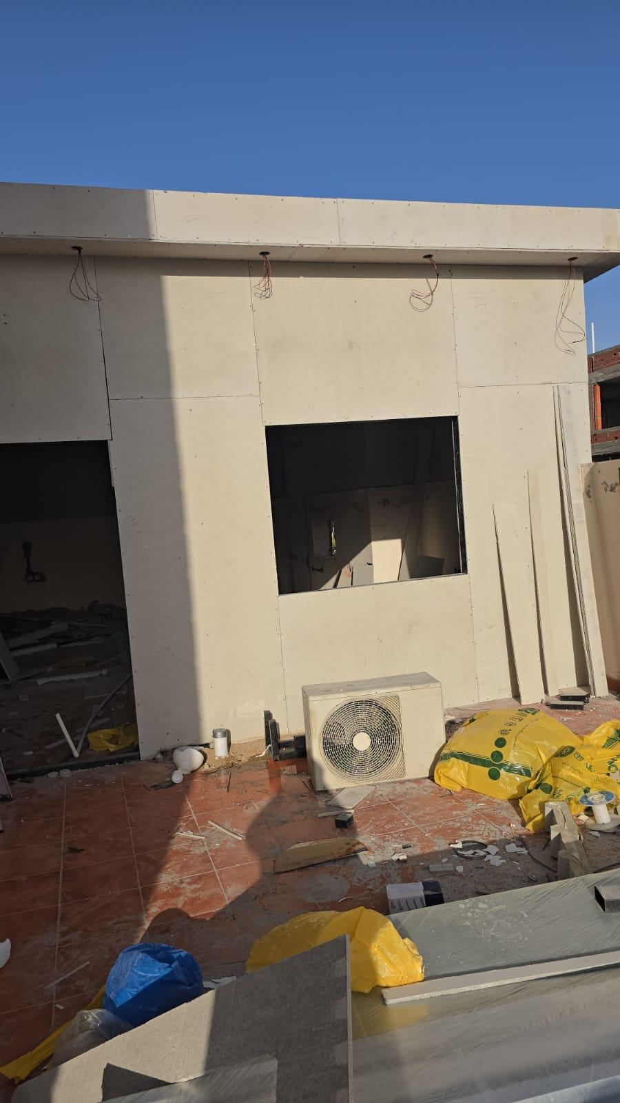 ملاحق ساندوتش بانل في مطار الملك خالد بالرياض:الدليل الشامل للتكلفة، المميزات، وطريقة التركيب 2026