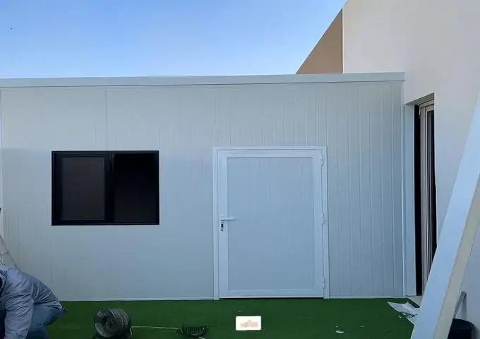 ملاحق ساندوتش بانل في مطار الملك خالد بالرياض:الدليل الشامل للتكلفة، المميزات، وطريقة التركيب 2026