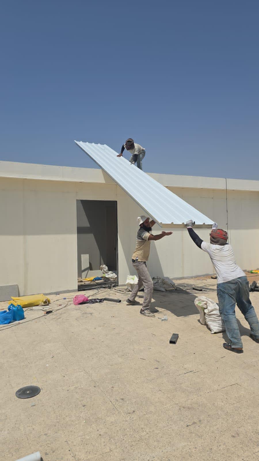 ملاحق ساندوتش بانل في مطار الملك خالد بالرياض:الدليل الشامل للتكلفة، المميزات، وطريقة التركيب 2026