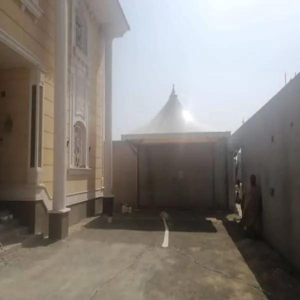 أفضل حداد لتركيب أنواع قماش مظلات خارجية ومظلات شراع حي الياسمين وحي الملقا: دليل الشراء الشامل لعام 2026